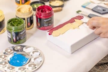 découvrez les meilleures techniques de peinture acrylique sur métal pour transformer vos projets créatifs. apprenez à préparer votre surface, choisir les bonnes couleurs et appliquer des finitions durables pour un résultat professionnel.