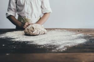 Pétrir du pain : les techniques essentielles pour réussir votre recette