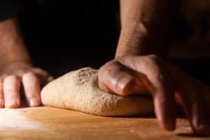 Pétrir du pain : les techniques essentielles pour réussir votre recette