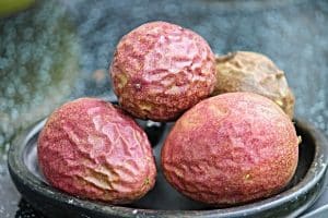 Tout savoir sur le fruit de la passion mûre : bienfaits et utilisations